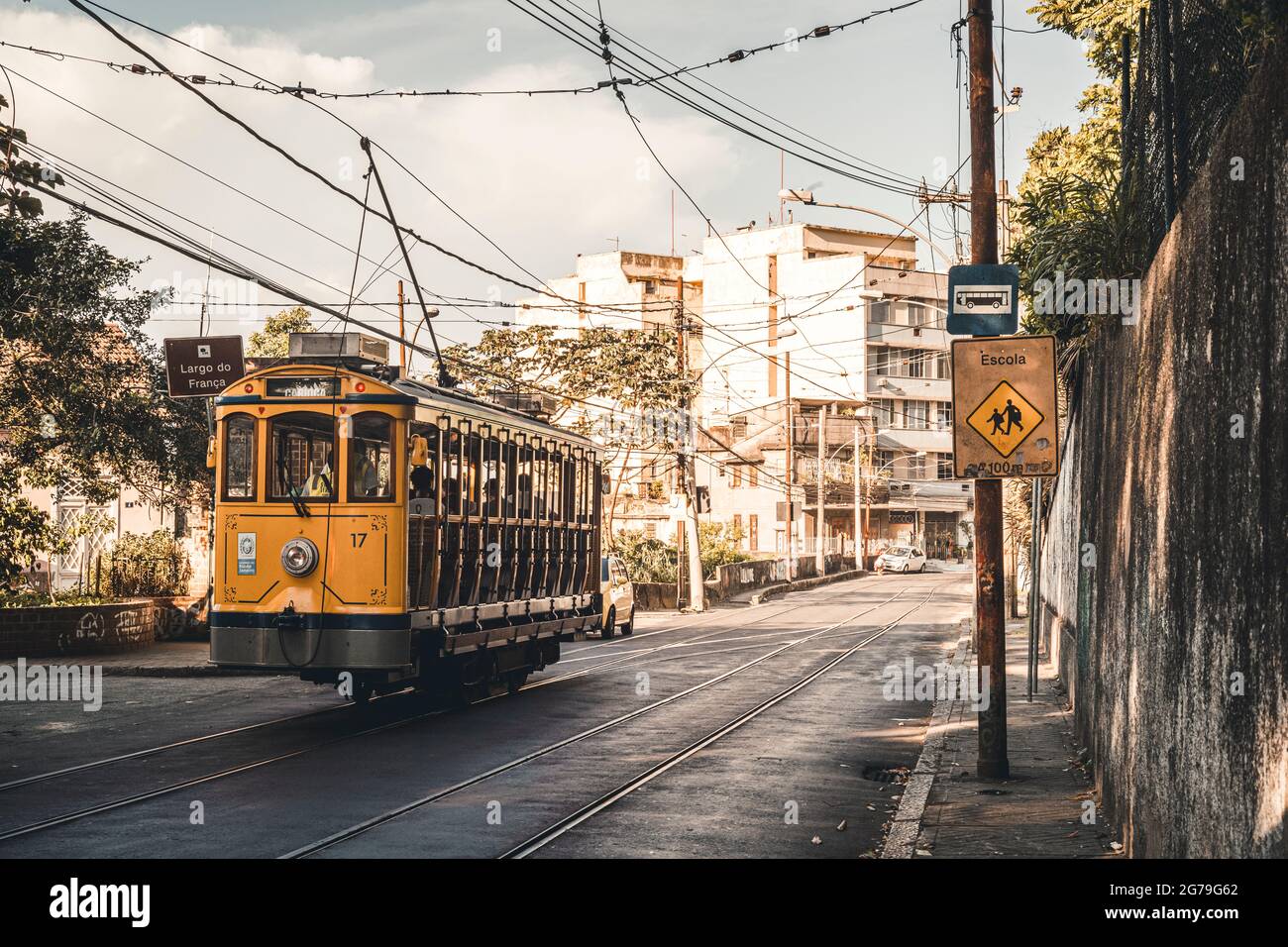 Vecchio tram giallo bonde nel cuore del quartiere collinare di Santa Teresa a Rio de Janeiro, Brasile Foto Stock
