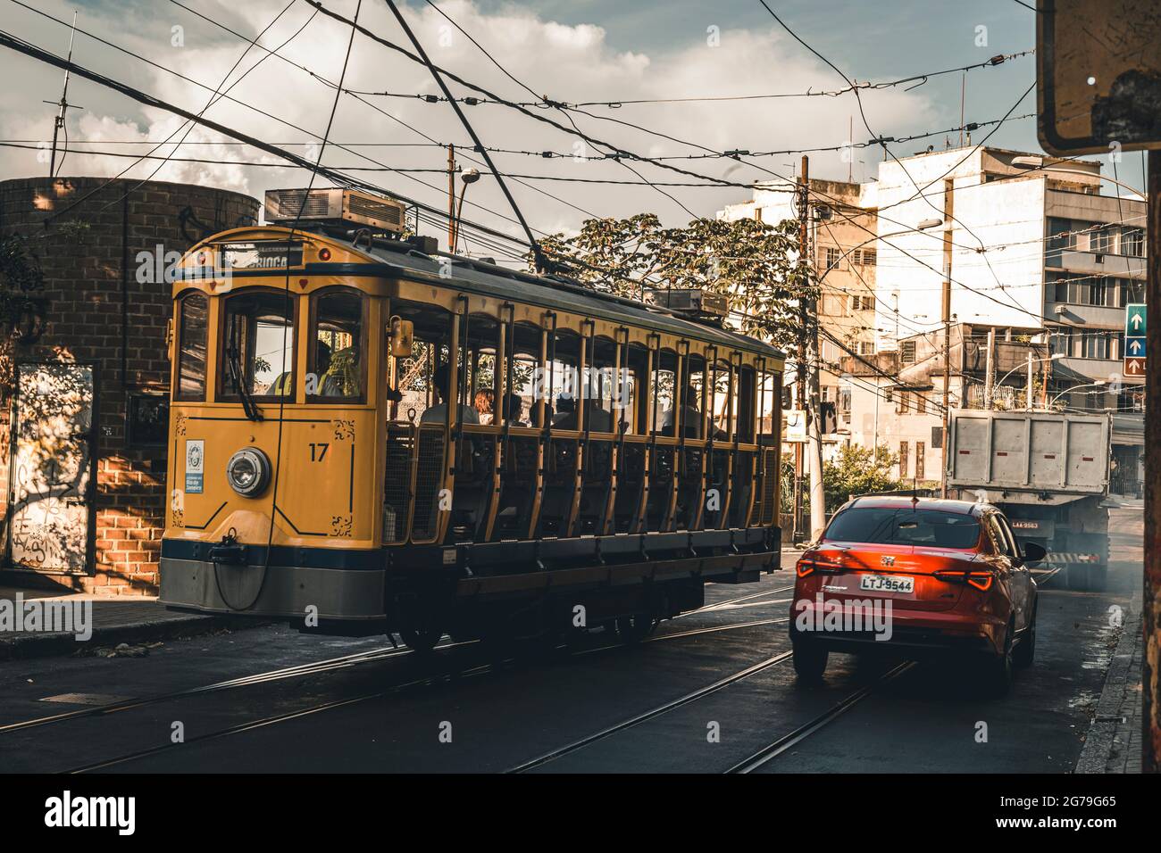 Vecchio tram giallo bonde nel cuore del quartiere collinare di Santa Teresa a Rio de Janeiro, Brasile Foto Stock