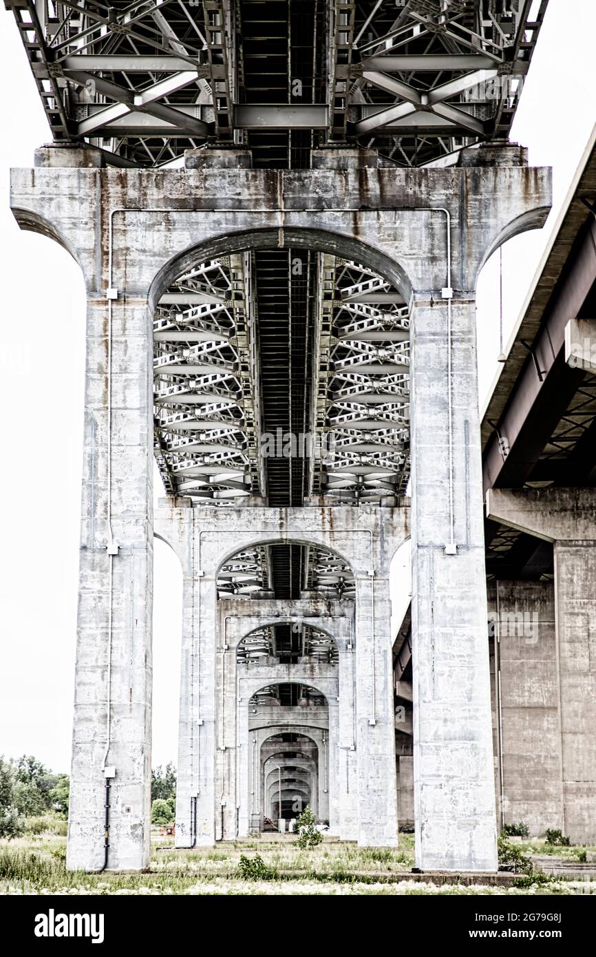 Pilastri in cemento sotto il ponte autostradale. Burlington Bay, James N. Allan Skyway. Burlington, Ontario, Canada Foto Stock