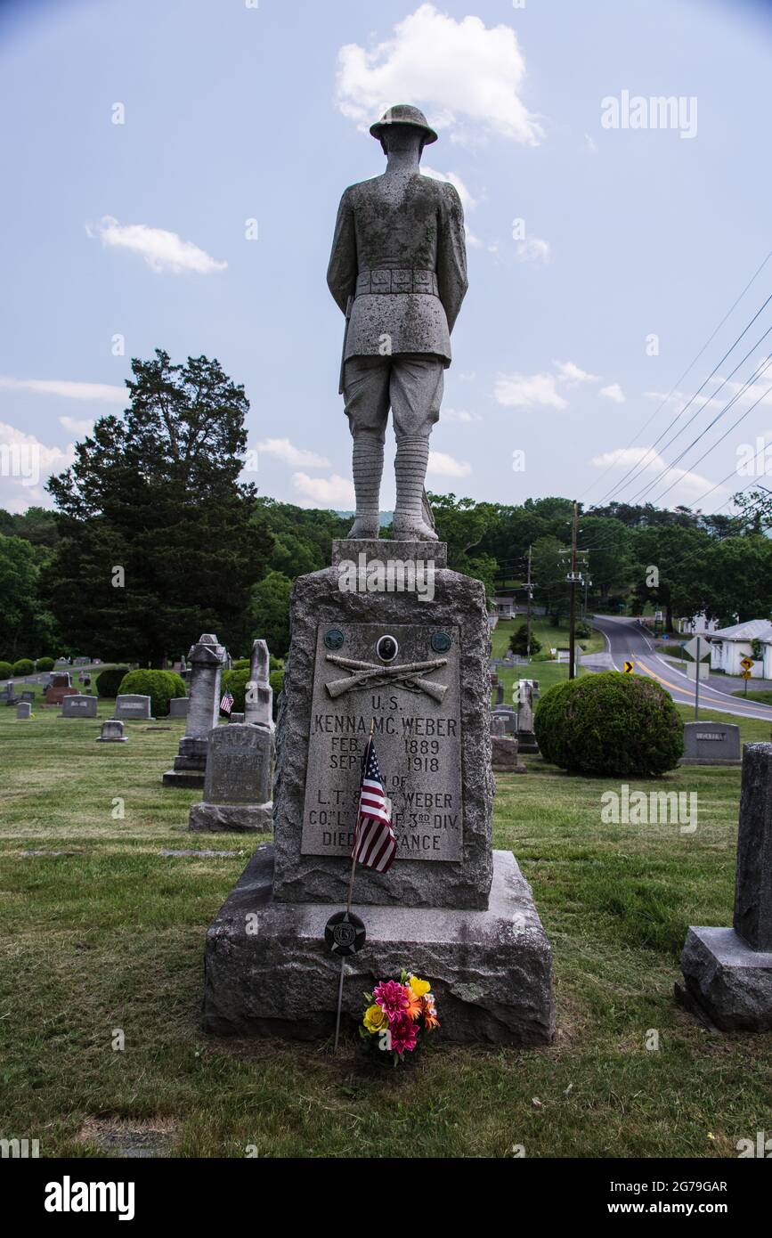 Vista posteriore di una lapide commemorativa e della statua di un soldato caduto WW i, West Virginia Foto Stock