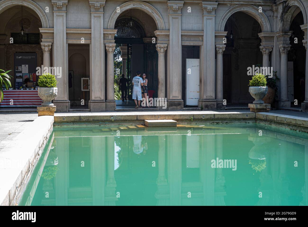 Cortile del palazzo di Parque Lage. La Scuola di Arti Visive e un cafe sono aperti al pubblico. Rio de Janeiro, Brasile Foto Stock