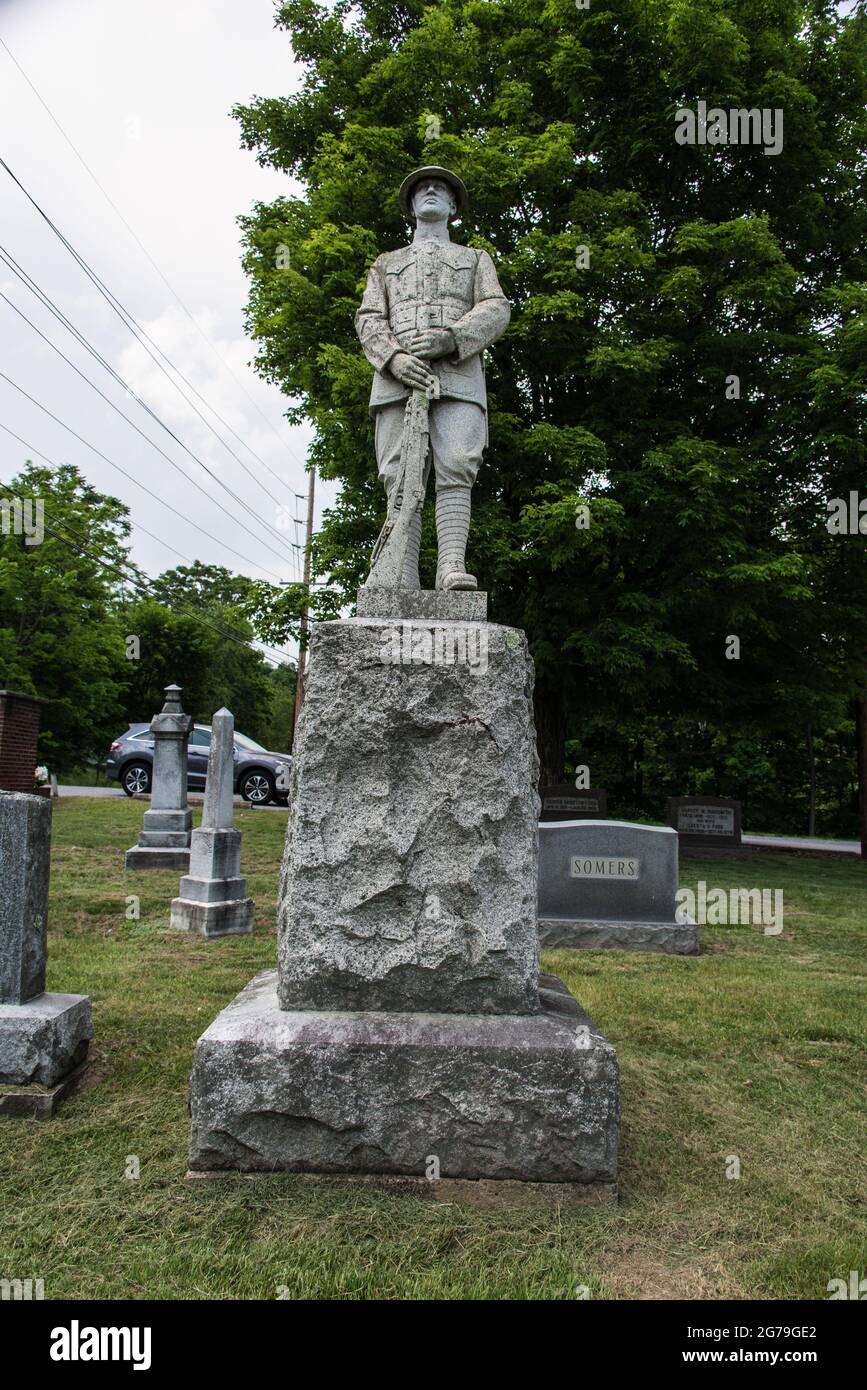 Vista frontale di una lapide commemorativa e della statua di un soldato WW i Fallen, West Virginia Foto Stock