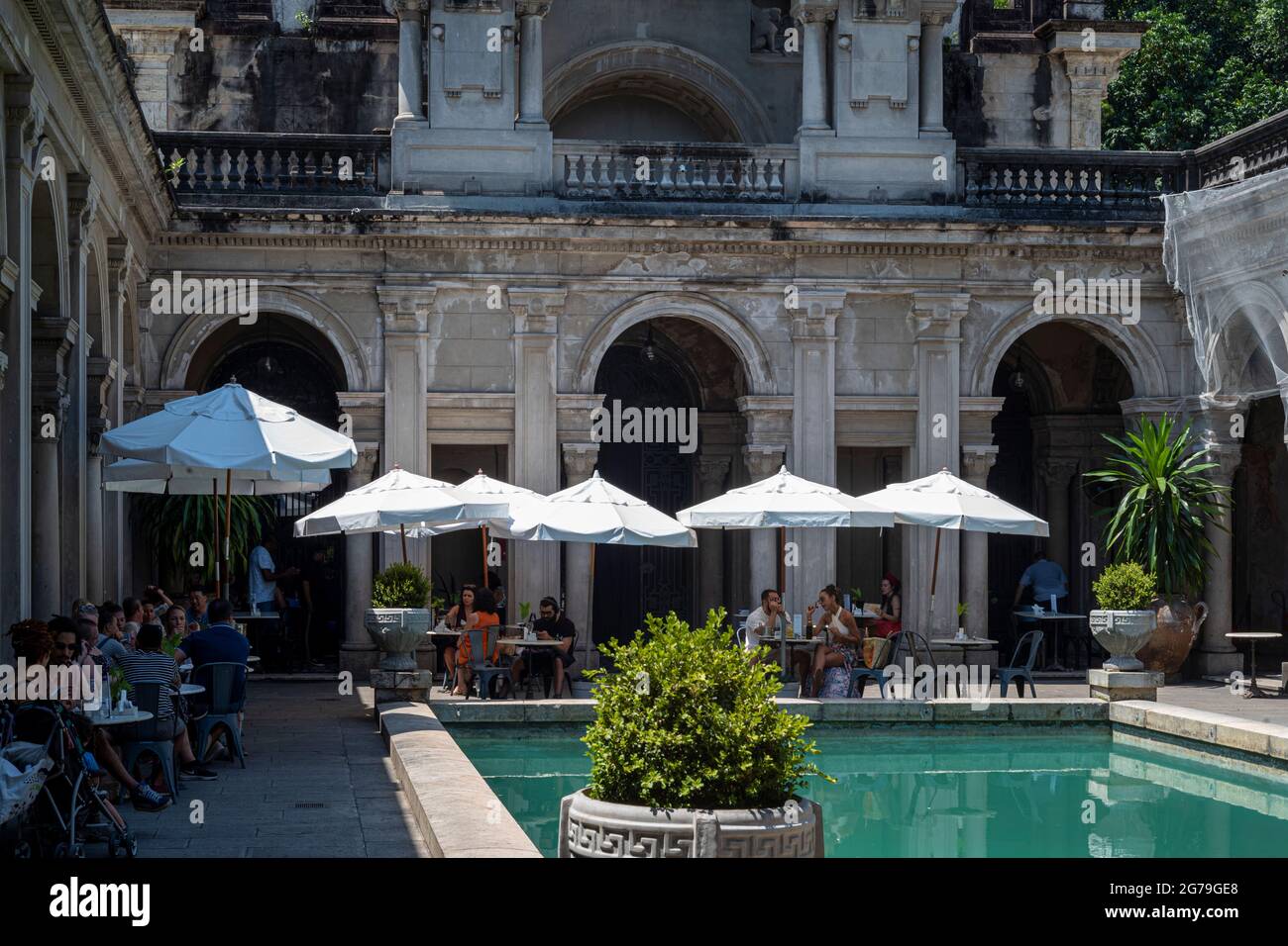 Cortile del palazzo di Parque Lage. La Scuola di Arti Visive e un cafe sono aperti al pubblico. Rio de Janeiro, Brasile Foto Stock