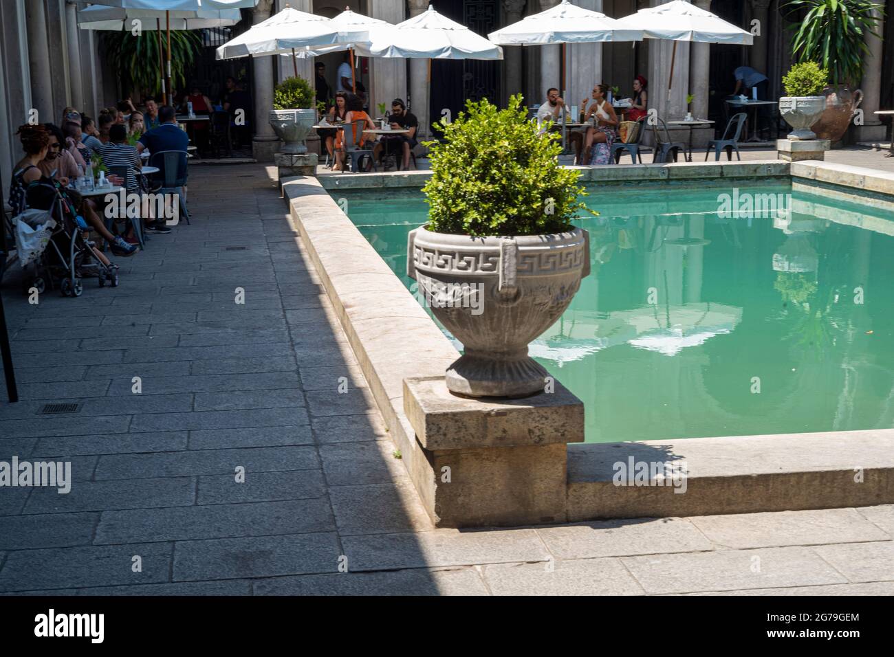 Cortile del palazzo di Parque Lage. La Scuola di Arti Visive e un cafe sono aperti al pubblico. Rio de Janeiro, Brasile Foto Stock