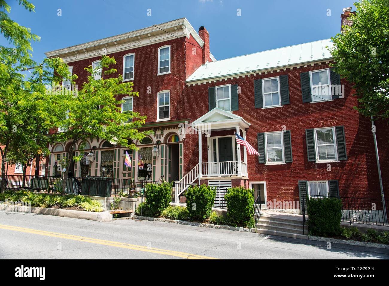 Case linea W. German Street a Shepherdstown, WV, che porta sulla collina al Teatro dell'Opera. Foto Stock