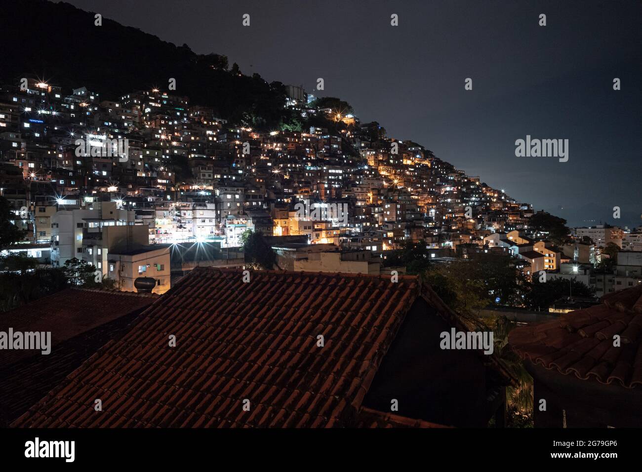 Favela Cantagalo a Rio de Janeiro. Gli edifici residenziali si sono annidati insieme su una collina, creando un modello di edifici colorati. Foto Stock