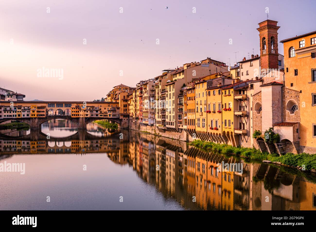 Splendida alba dai colori vivaci delle facciate sulla riva del fiume Arnos, Firenze, Italia Foto Stock