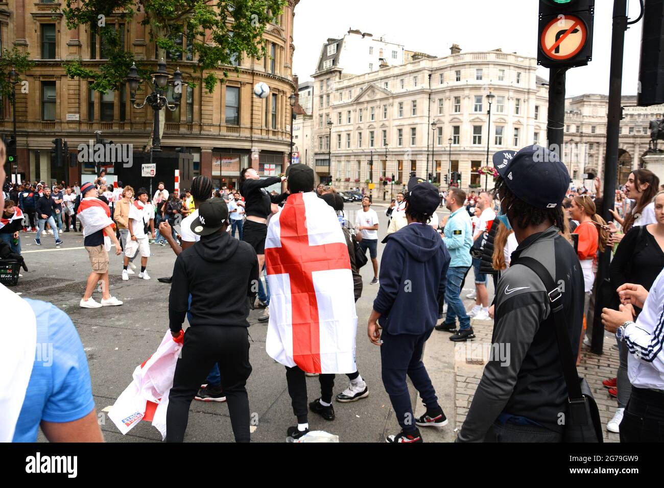 I tifosi inglesi si riuniscono nel centro di Londra prima della finale Euro 2020 tra Inghilterra e Italia 11 luglio 2021. Foto Stock