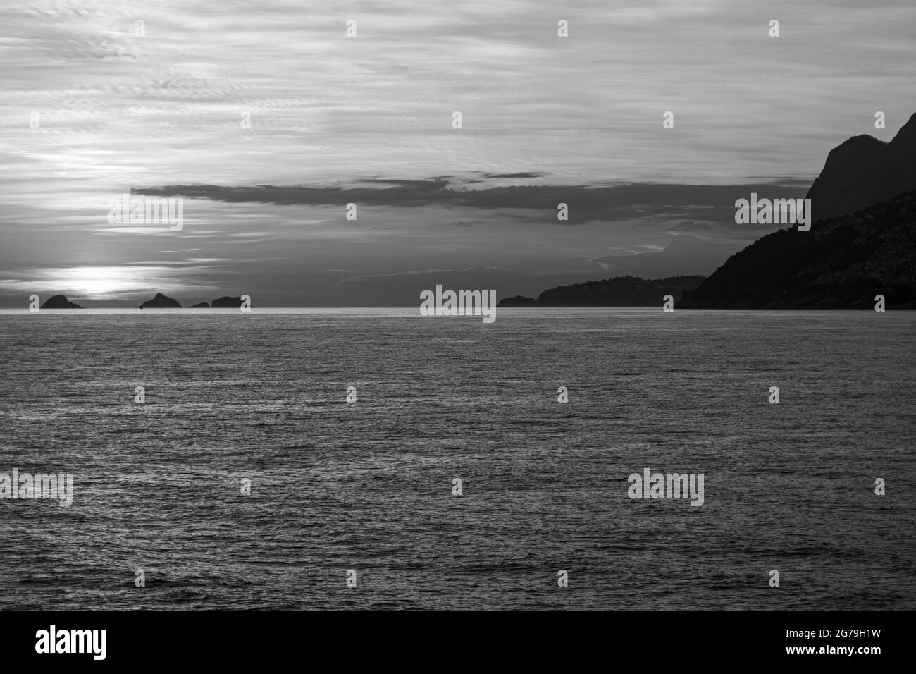 Un luogo magico: La gente applaude quando il sole tramonta alla roccia di Arpoador con vista della spiaggia di Ipanema e le montagne di Morro Dois Irmaos e Leblon nella parte posteriore. Macchina fotografica: Leica M10 Foto Stock