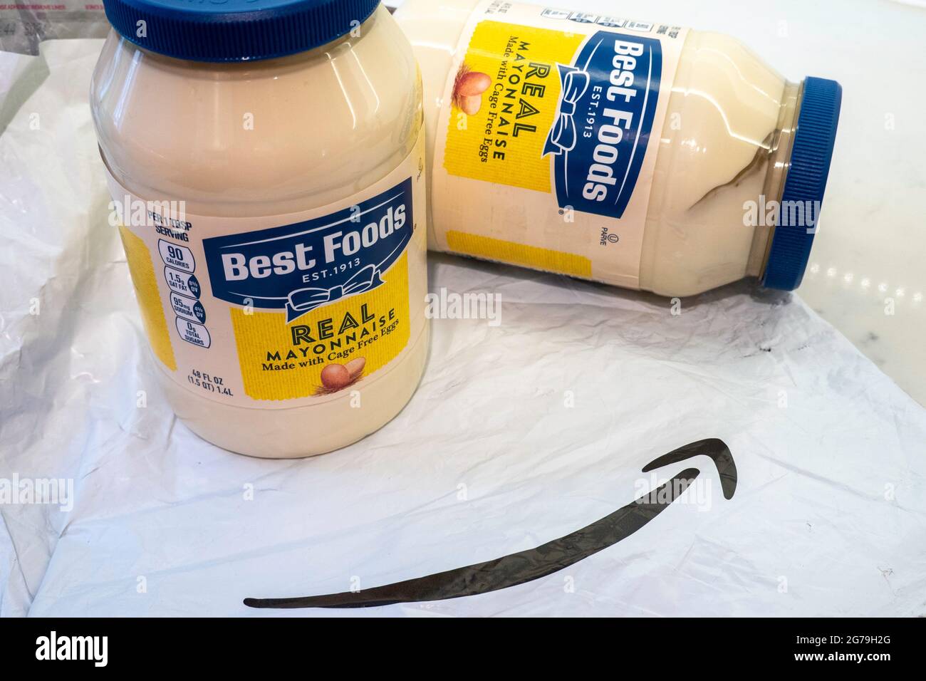 Vasetti di maionese Best Foods consegnati da Amazon, USA Foto Stock