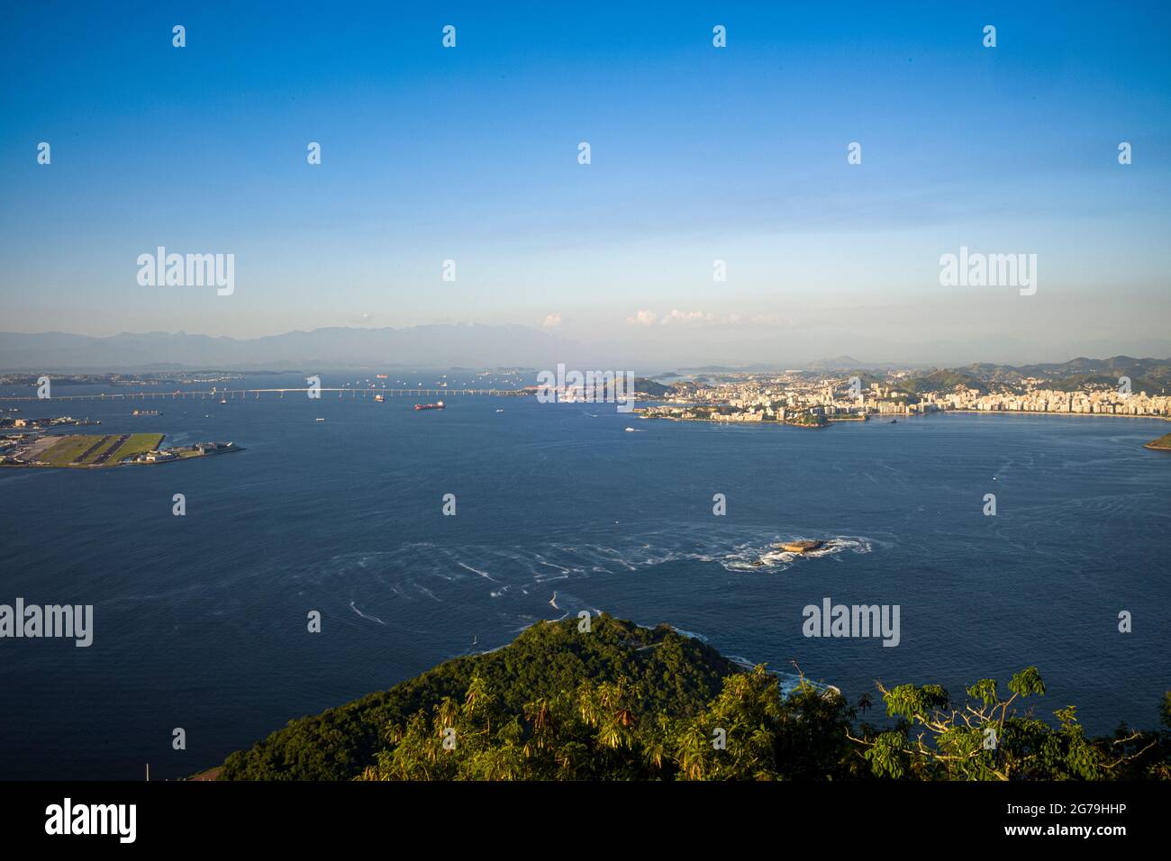 Vista panoramica di Rio de Janeiro al tramonto vista dalla cima del Pan di zucchero. Scatto con Leica M10 Foto Stock