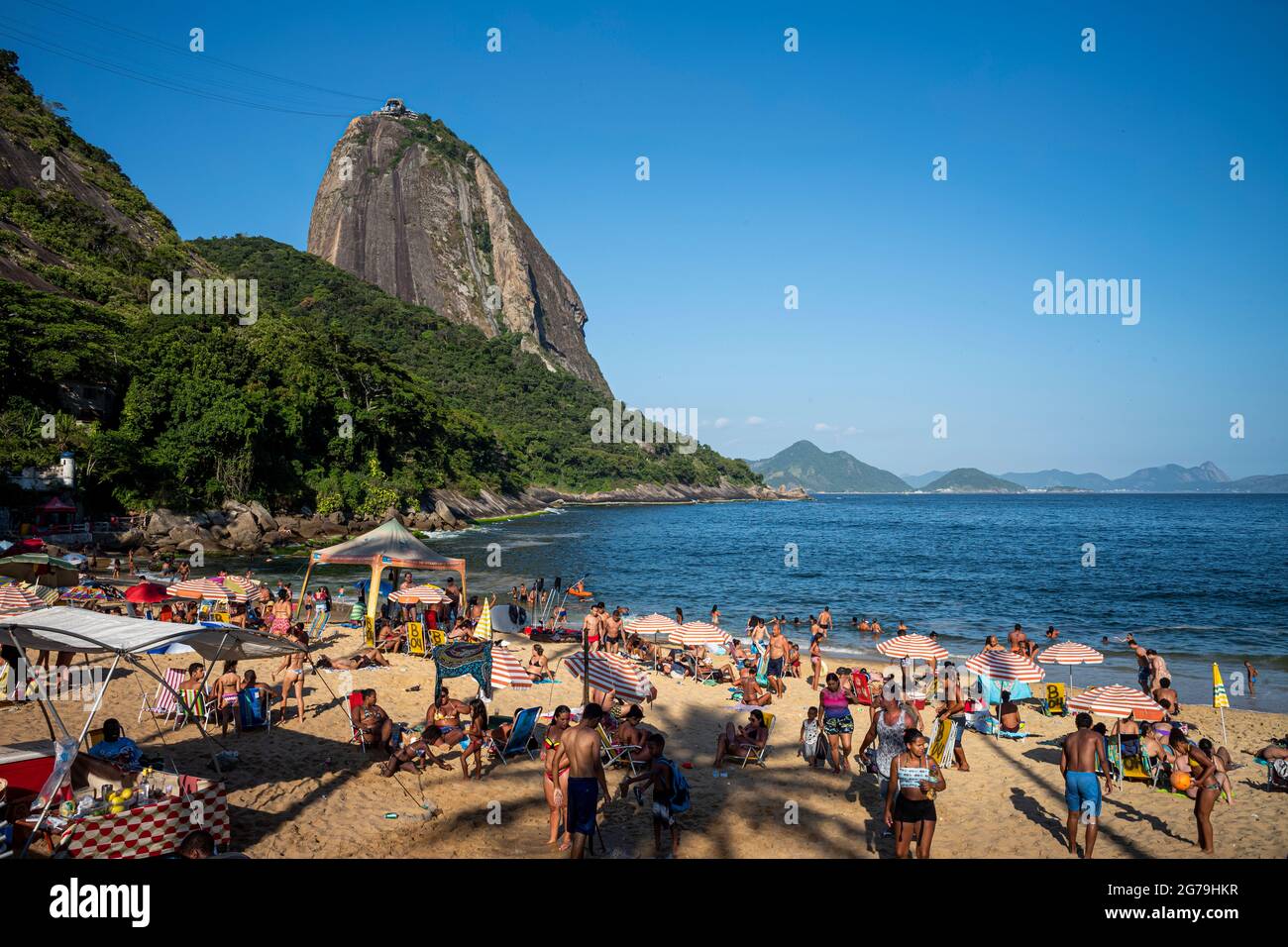 Spiaggia Rossa (Praia Vermelha) a Urca affollata in una tipica giornata estiva a Rio de Janeiro. Foto Stock