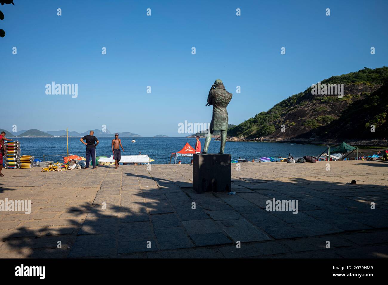 Spiaggia Rossa (Praia Vermelha) a Urca affollata in una tipica giornata estiva a Rio de Janeiro. Foto Stock