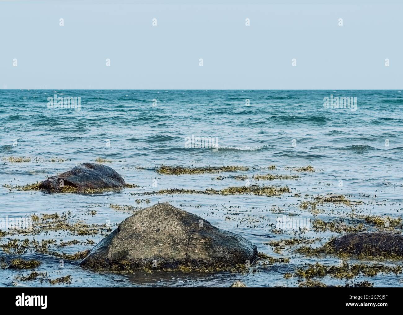 piccole rocce nel mar baltico contro cielo, natura e sfondo oceanico Foto Stock