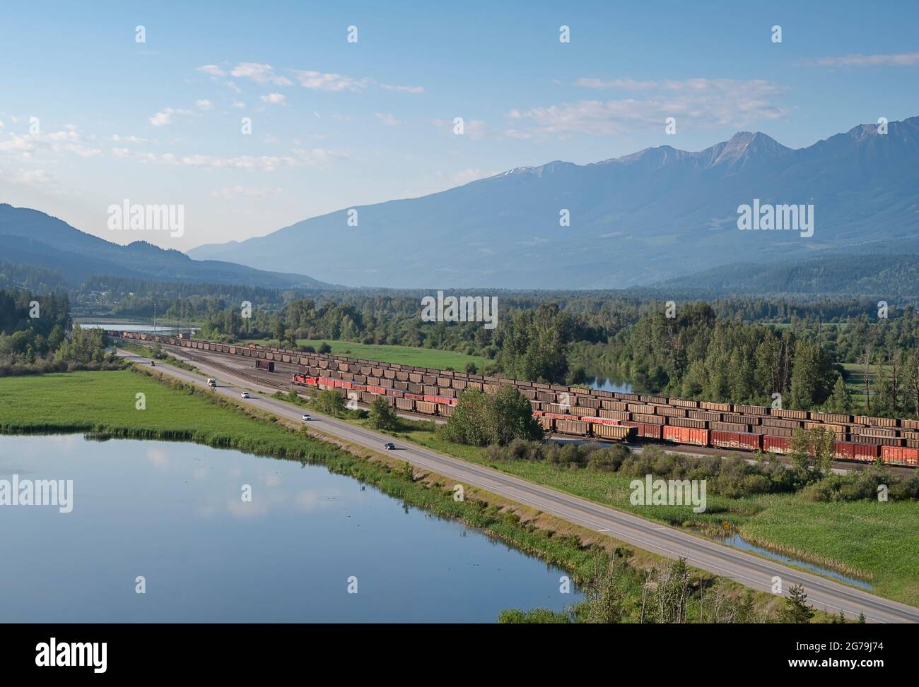Vista aerea del cantiere ferroviario e dell'autostrada a Golden, British Columbia, Canada Foto Stock
