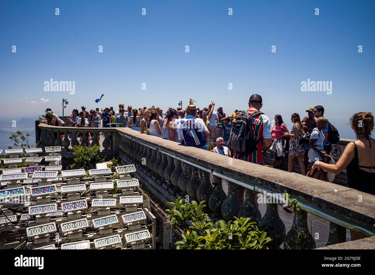Un sacco di turisti che scattano foto selfie alla statua del Cristo Redentore in cima al Monte Corcovado a Rio de Janeiro, Brasile. Foto Stock
