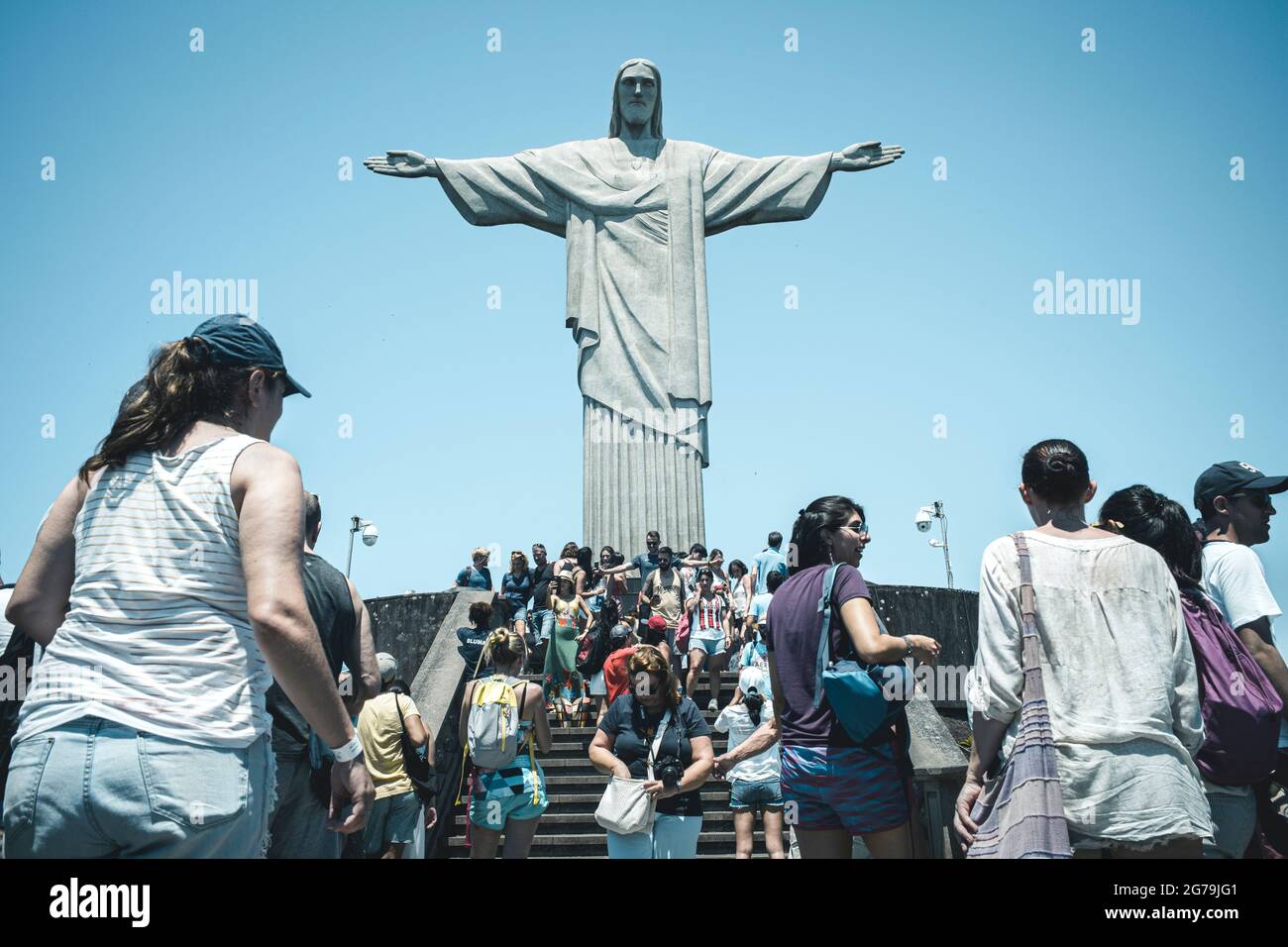 Un sacco di turisti alla statua del Cristo Redentore (Cristo Redentor) in cima al Monte Corcovado a Rio de Janeiro, Brasile. Foto Stock