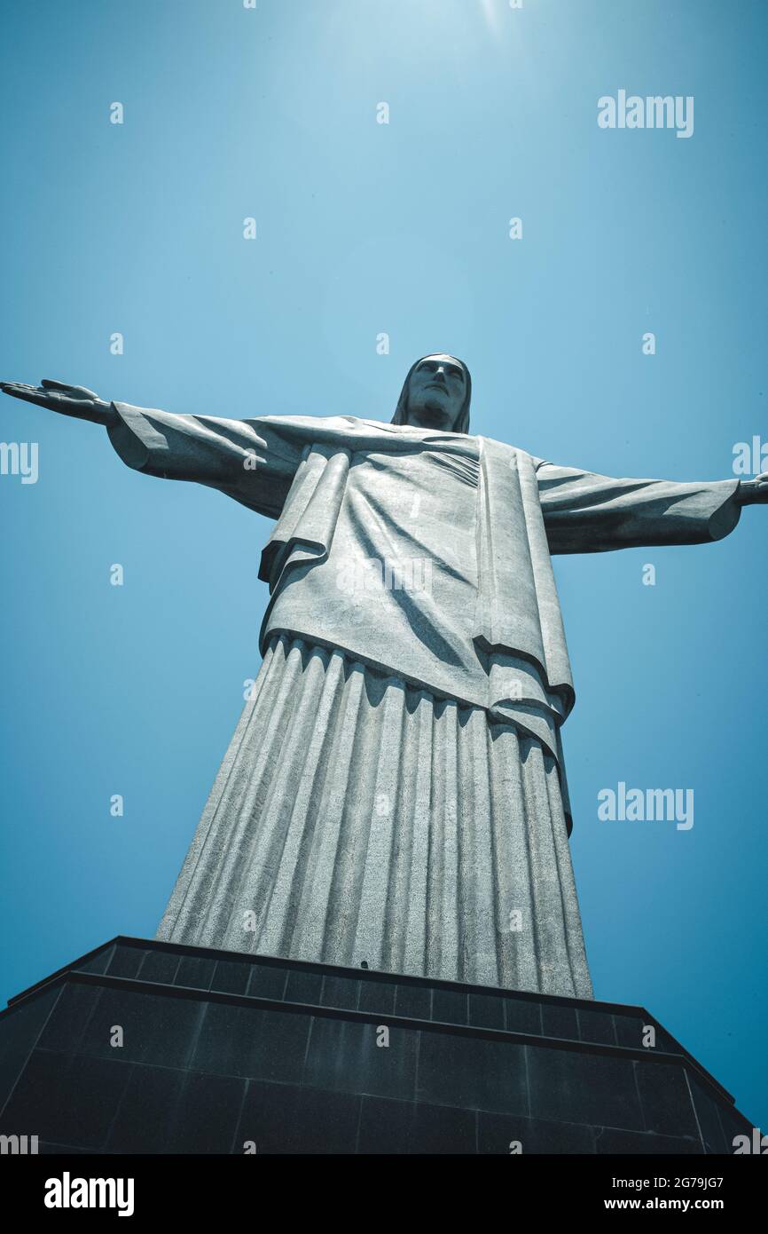 La statua del Cristo Redentore, creata dallo scultore francese Paul Landowski e costruita tra il 1922 e il 1931 in cima al Monte Corcovado a Rio de Janeiro, Brasile. Foto Stock