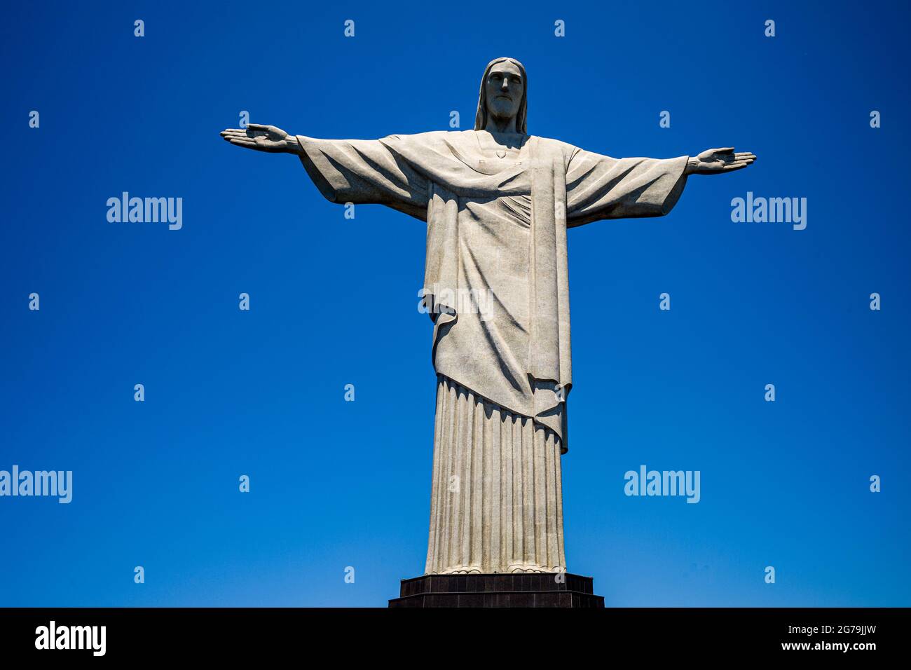 La statua del Cristo Redentore, creata dallo scultore francese Paul Landowski e costruita tra il 1922 e il 1931 in cima al Monte Corcovado a Rio de Janeiro, Brasile. Foto Stock