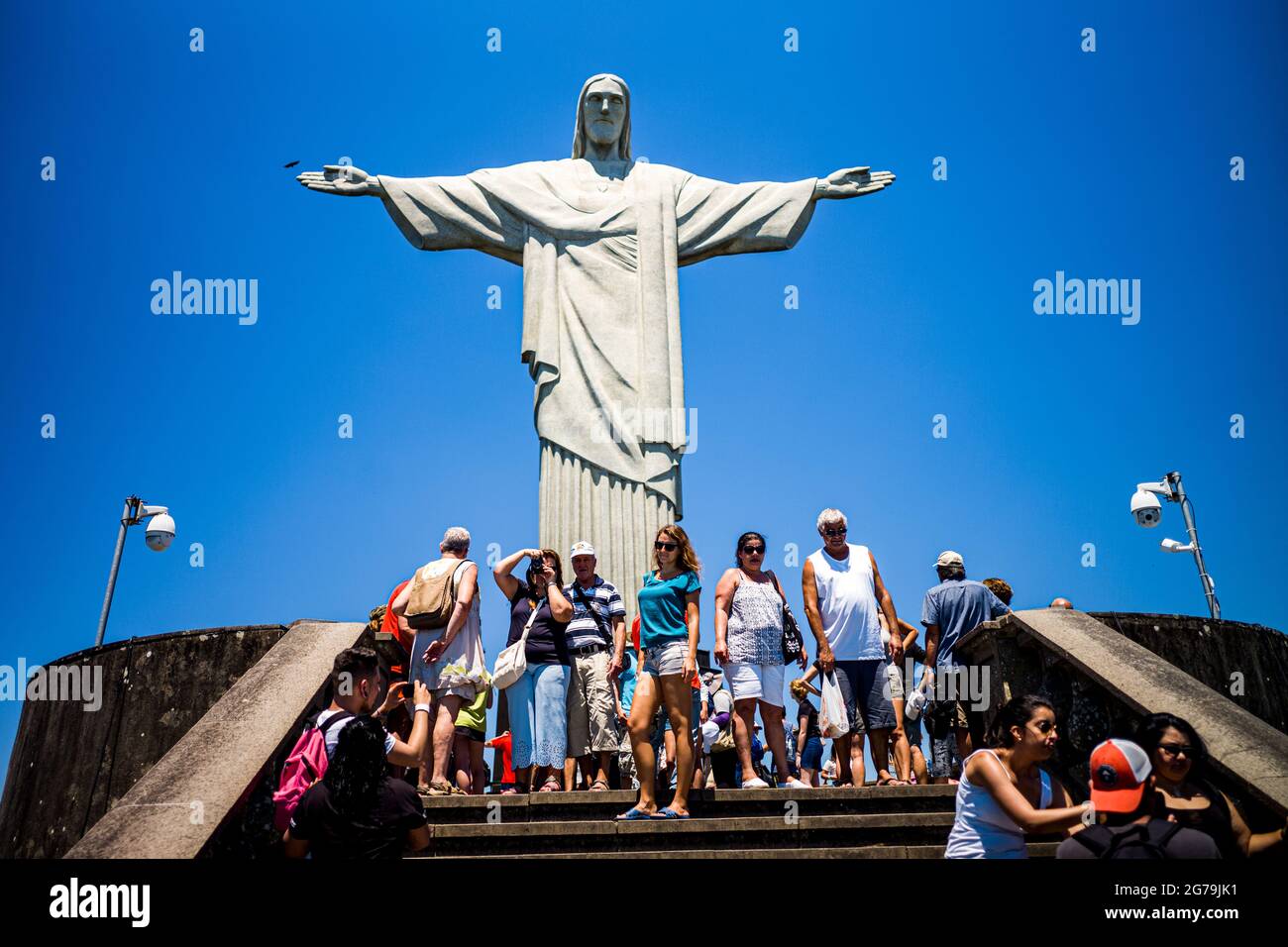 Un sacco di turisti alla statua del Cristo Redentore (Cristo Redentor) in cima al Monte Corcovado a Rio de Janeiro, Brasile. Foto Stock