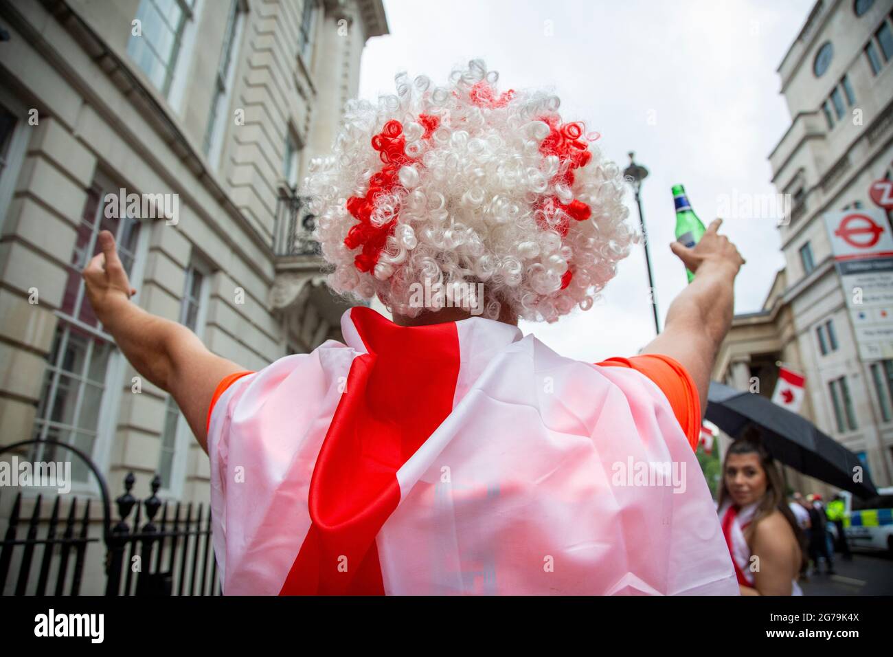 Un fan inglese che indossa una parrucca e una bandiera inglese davanti alla finale Euro 2020 Inghilterra contro Italia Foto Stock