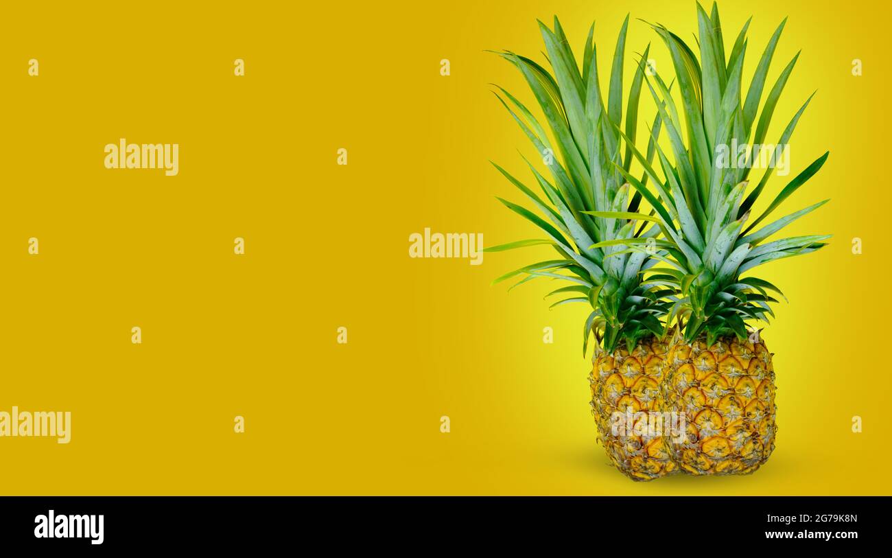 Ananas su sfondo giallo isolato Foto Stock