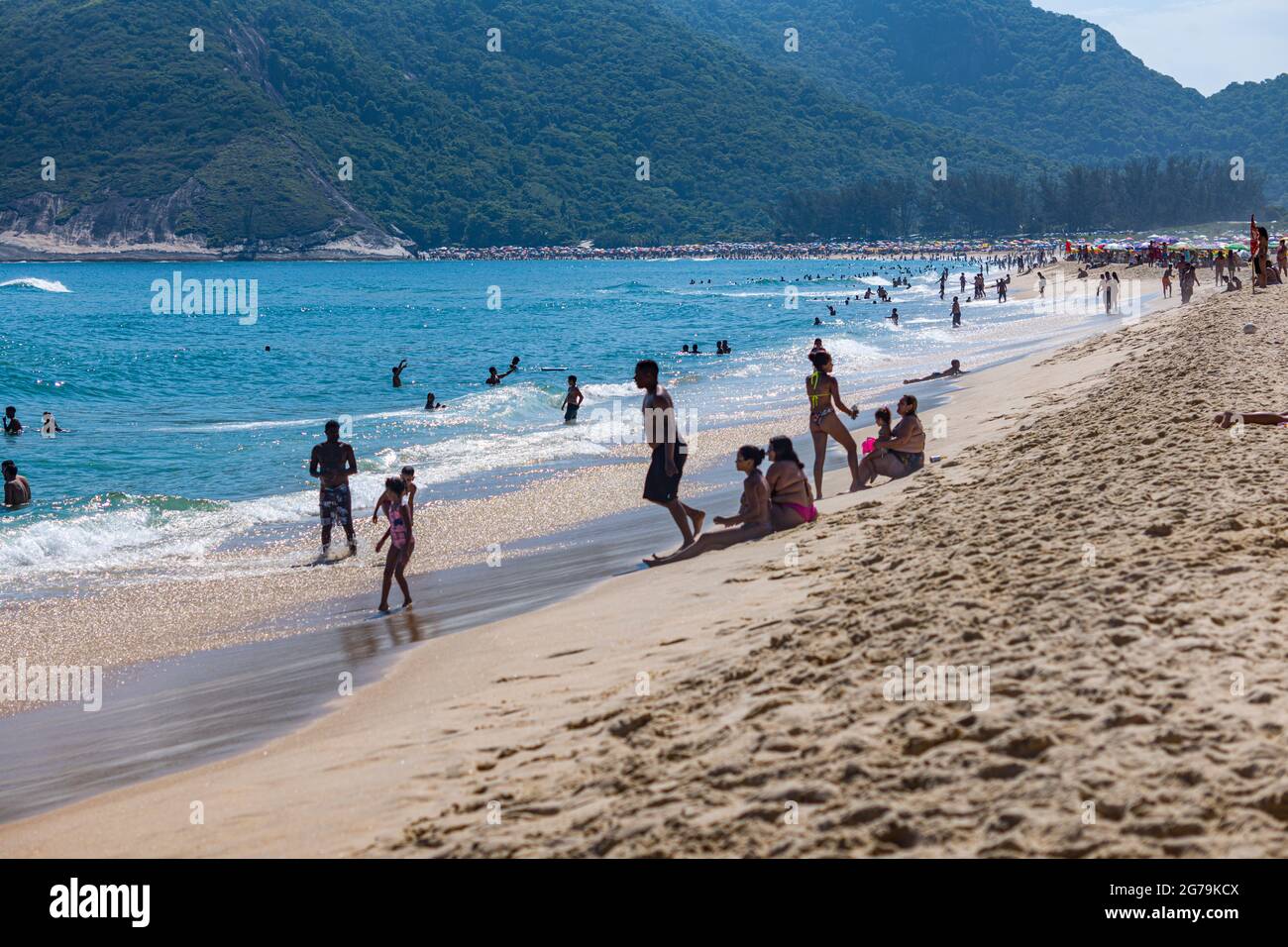 Beachlife alla spiaggia di Grumari sul lato ovest di Rio de Janeiro, Brasile, Sud America, Brasile Foto Stock