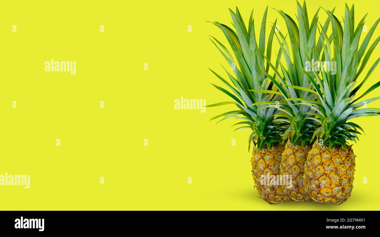 Ananas su sfondo giallo isolato Foto Stock