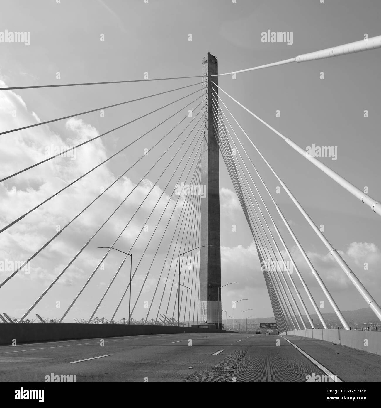 Guida sul Long Beach International Gateway Bridge in California Foto Stock