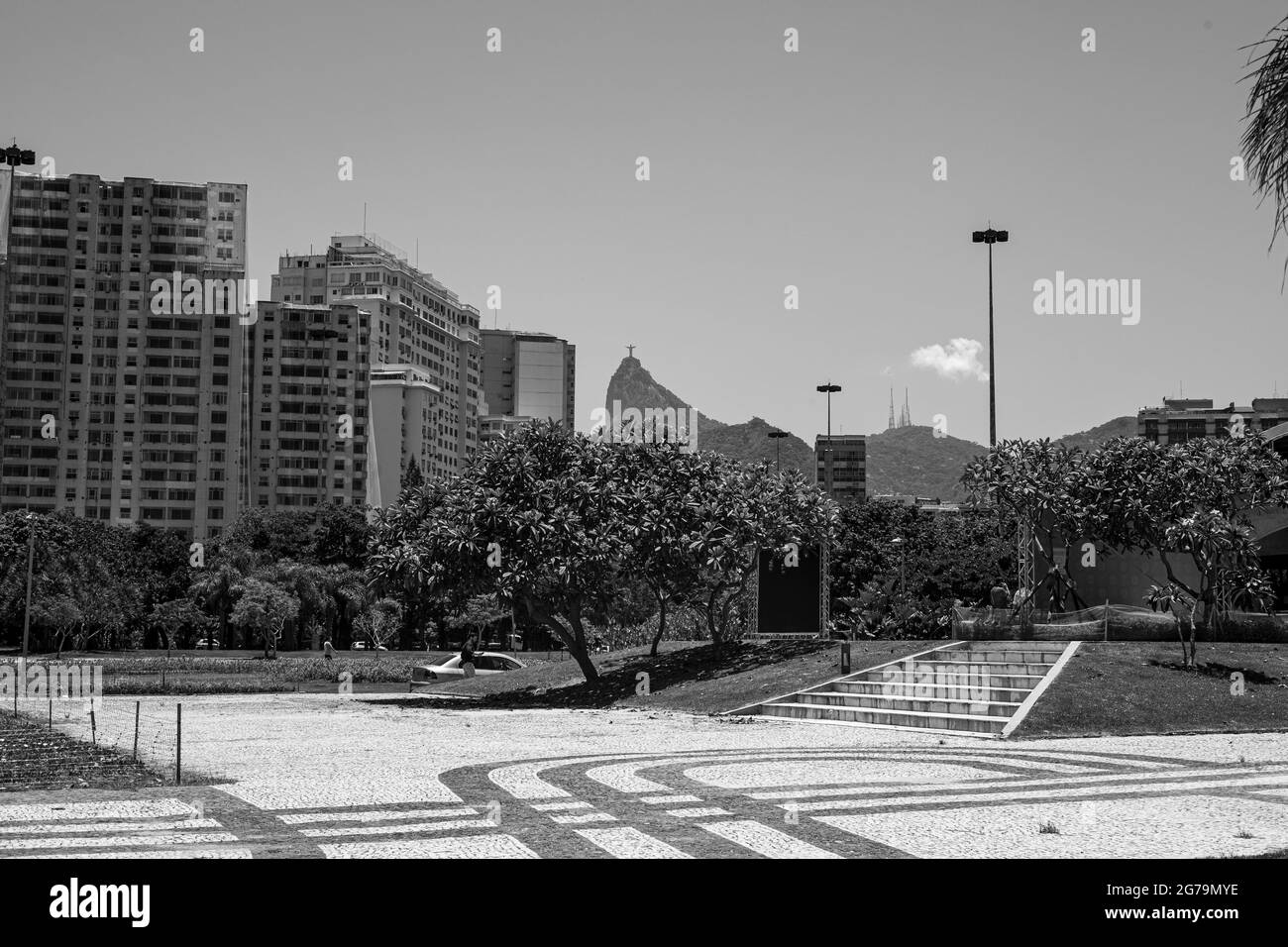 Cielo blu vista sul monte Corcovado con Cristo Redentor e la città con i grattacieli di Botafogo di Rio de Janeiro in Brasile. Girato con Leica M10 Foto Stock