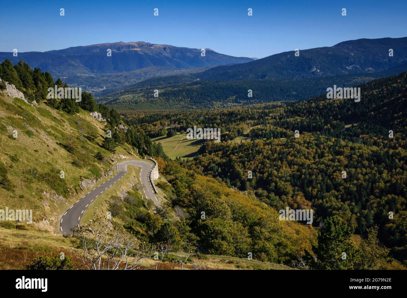 Donezan regione in autunno, visto dalla strada per il col de Pailhères passo di montagna. Sullo sfondo, la Roc de Madres montagna Pirenei, Ariège, Francia Foto Stock