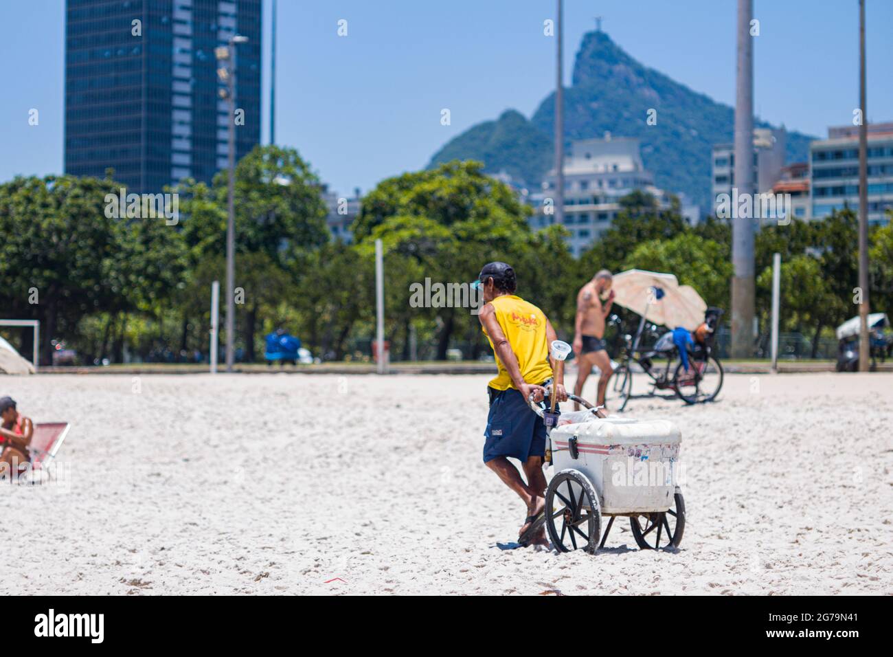 Happy Shopping dal fornitore di spiaggia a Paria do Flamengo Beach in una soleggiata giornata estiva a Rio de Janeiro, Brasile. Foto con leica m10 Foto Stock