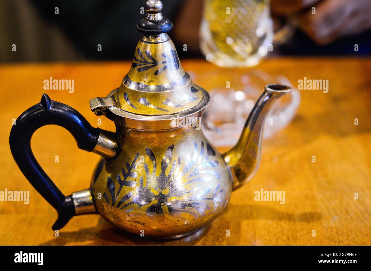 Teiera Turca Con La Decorazione Araba Con La Tazza Ed Il Piatto Del Metallo  Fotografia Stock - Immagine di teiera, vecchio: 96791752