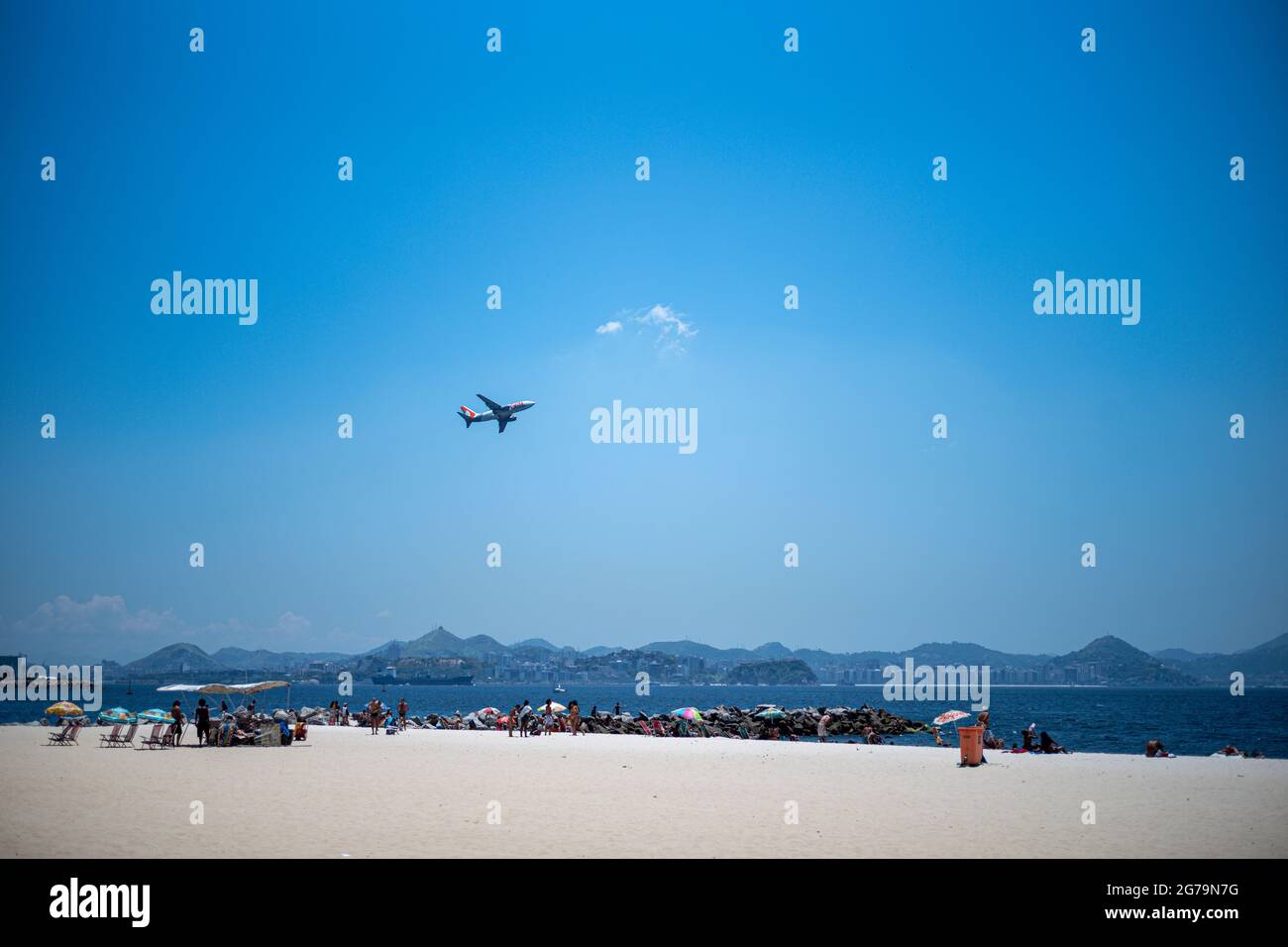 Un aereo di partenza - visto dal Flamengo Park, Rio de Janeiro Foto Stock
