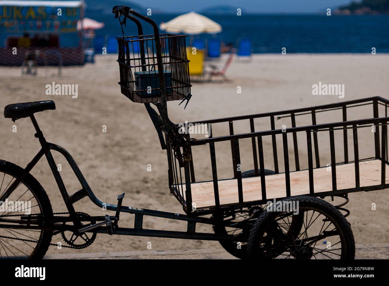 In bicicletta in spiaggia - Praia do Flamengo, Rio de Janeiro, Brasile Foto Stock