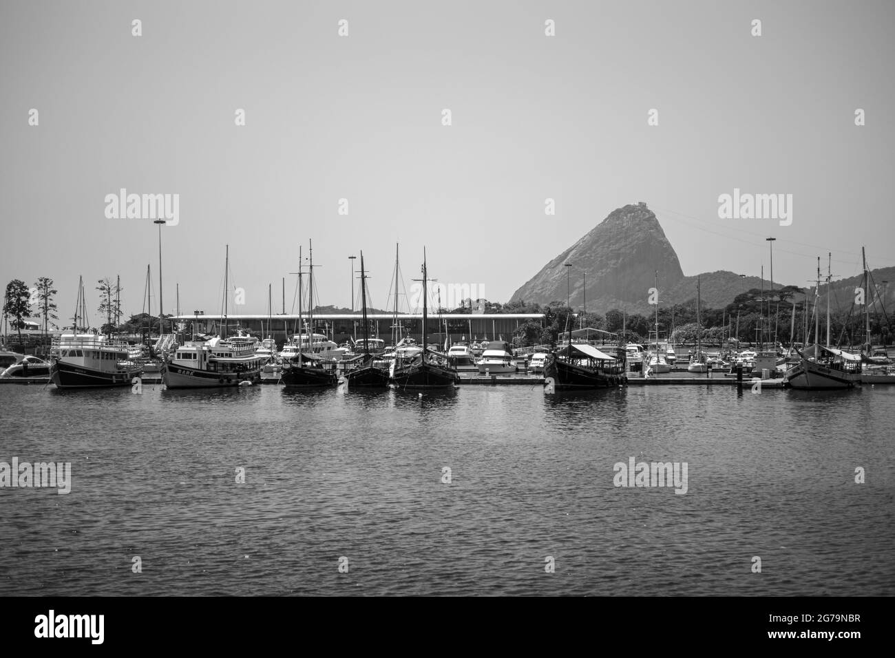 Pan di zucchero (Morro pao de Açúcar) - visto da Marina da Gloria a Rio de Janeiro, Brasile Foto Stock