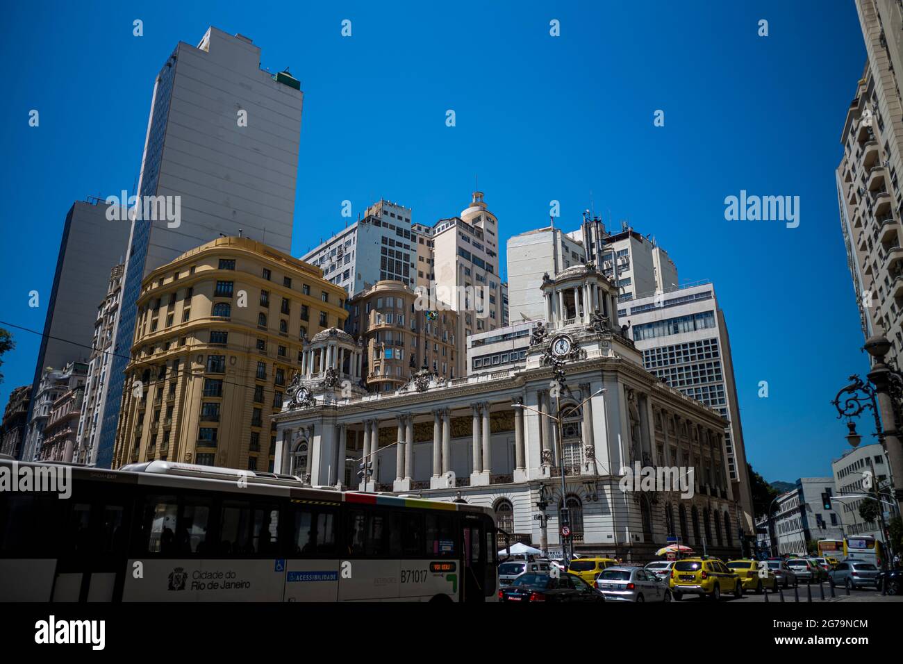 Municipio di Rio de Janeiro - Cinêlandia (Praça da Cinelandia). Situato nel centro della città, è uno degli edifici più fotografati di Rio de Janeiro, Brasile. Costruito all'inizio del XX secolo, considerato uno dei teatri più belli e importanti del paese. Foto Stock