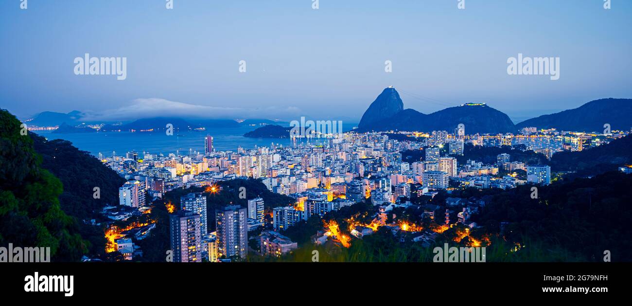Vista panoramica al tramonto del Pan di zucchero (Morro pao de Açúcar) e Bahia de Guanabara con il quartiere Botafogo a Rio de Janeiro, Brasile Foto Stock