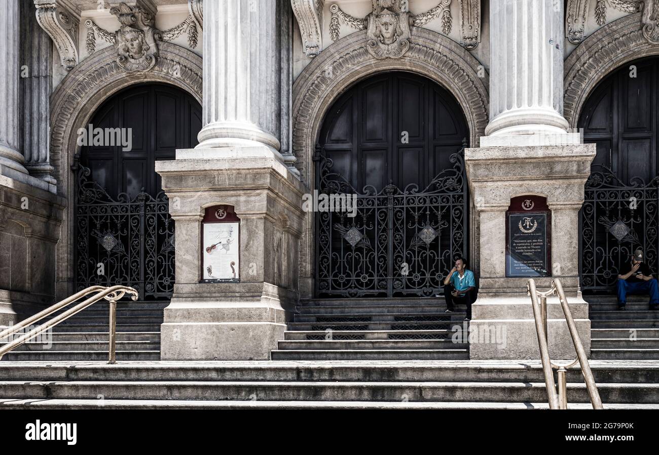 Il Teatro Municipale - Teatro Municipale - costruito in stile Art Nouveau ispirato all'Opera di Parigi, è stato completato nel 1909 nel centro di Rio de Janeiro, Brasile Foto Stock