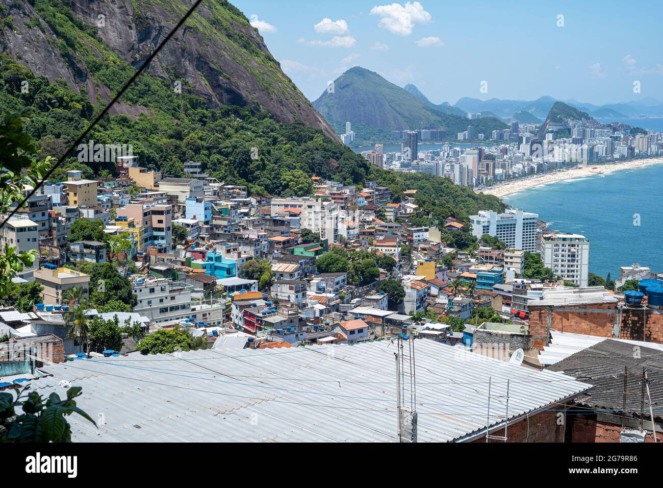 Vista aerea di Ipanema e Leblon Beach e Vidigal Favela. Contrasto tra ricchi e poveri, a Rio de Janeiro, Brasile Foto Stock