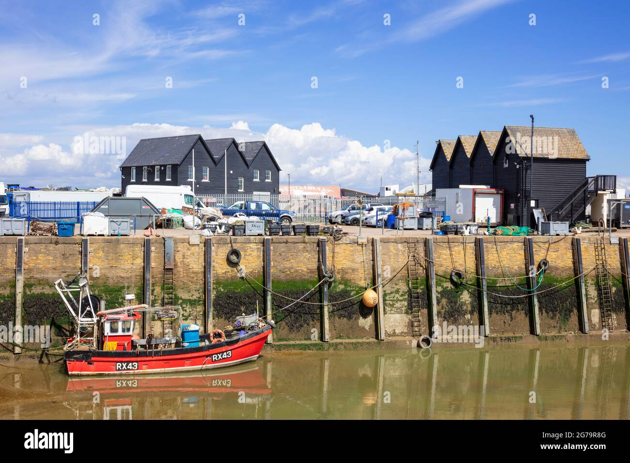 Negozi di pesce in capanne di pescatori dipinte di nero e capanne di ostriche in Whitstable Harbour Whitstable Kent Inghilterra GB Europa Foto Stock