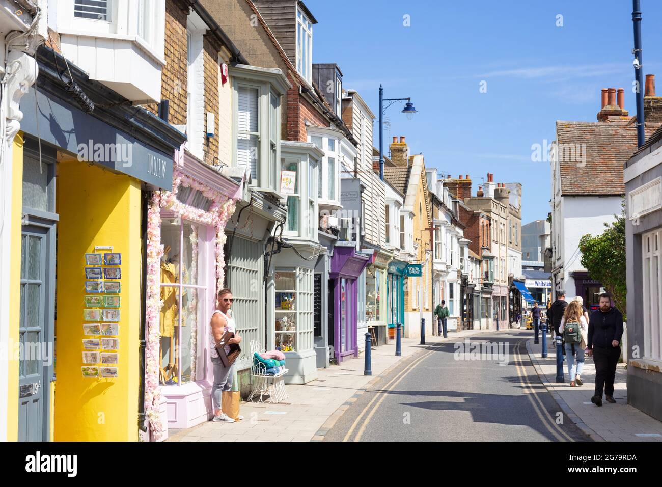 Negozi dai colori vivaci nel centro di Harbour Street Whitstable Kent England UK GB Europe Foto Stock
