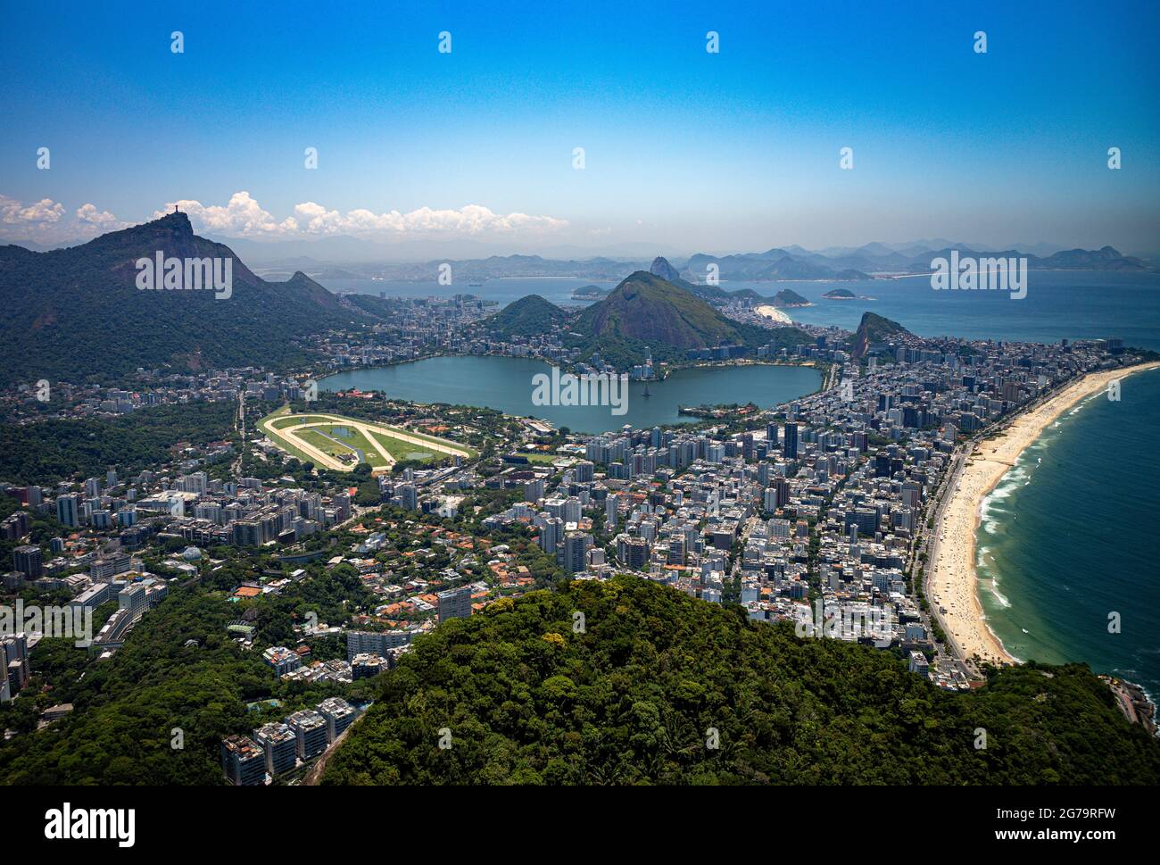 La vista panoramica di Ipanema/Leblon Beach e Lagoa Rodrigo de Freitas, vista dalla cima del Dois Irmaos Two Brothers Mountain a Rio de Janeiro, Brasile Foto Stock