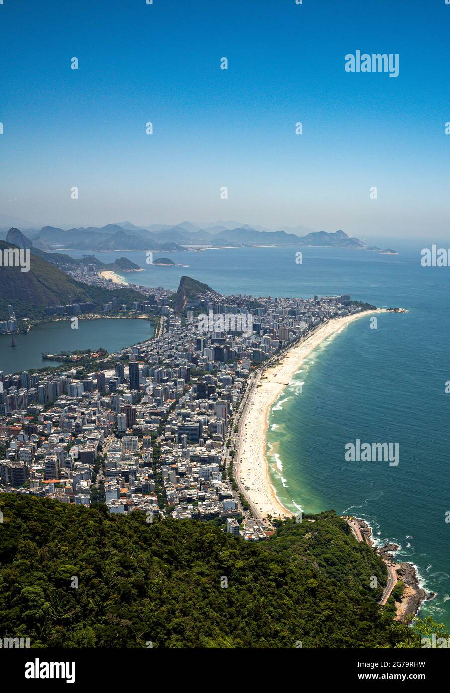 La vista panoramica di Ipanema/Leblon Beach e Lagoa Rodrigo de Freitas, vista dalla cima del Dois Irmaos Two Brothers Mountain a Rio de Janeiro, Brasile Foto Stock