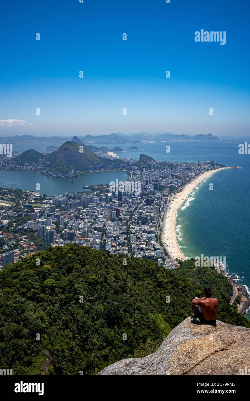 I turisti che godono della vista panoramica di Ipanema/Leblon Beach e Lagoa Rodrigo de Freitas vista dalla cima del Dois Irmaos Two Brothers Mountain a Rio de Janeiro, Brasile Foto Stock