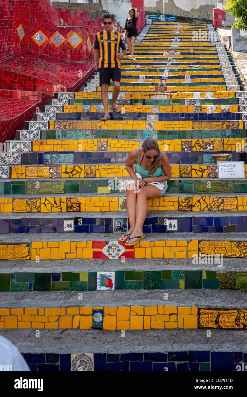 La scalinata di Selaron (o scalinata di Lapa), ricoperta da piastrelle colorate provenienti da tutto il mondo, è una delle principali attrazioni turistiche di Rio de Janeiro. Foto Stock