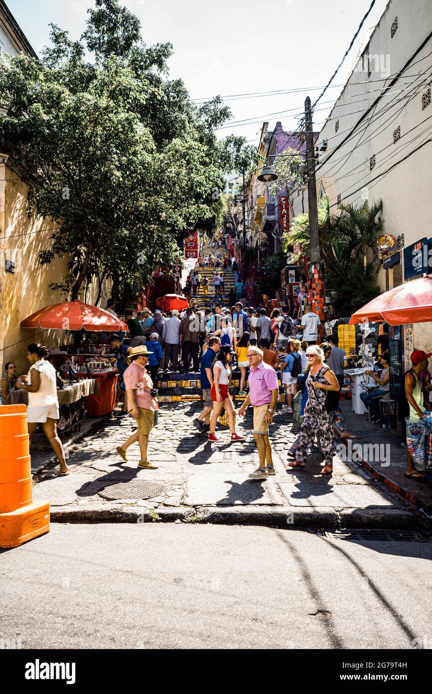 La scalinata di Selaron (o scalinata di Lapa), ricoperta da piastrelle colorate provenienti da tutto il mondo, è una delle principali attrazioni turistiche di Rio de Janeiro. Foto Stock
