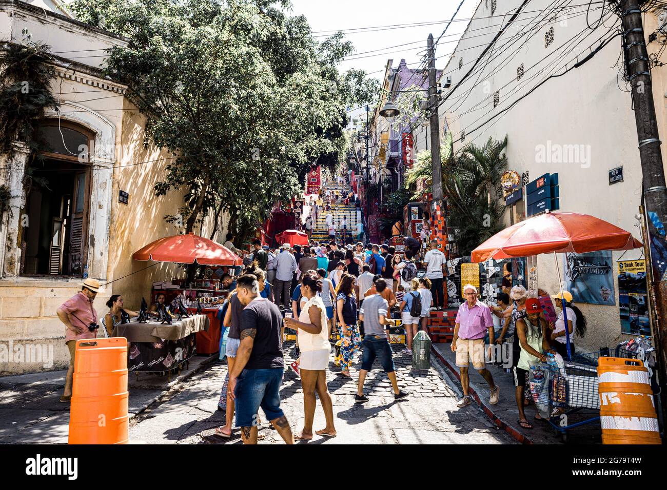 La scalinata di Selaron (o scalinata di Lapa), ricoperta da piastrelle colorate provenienti da tutto il mondo, è una delle principali attrazioni turistiche di Rio de Janeiro. Foto Stock