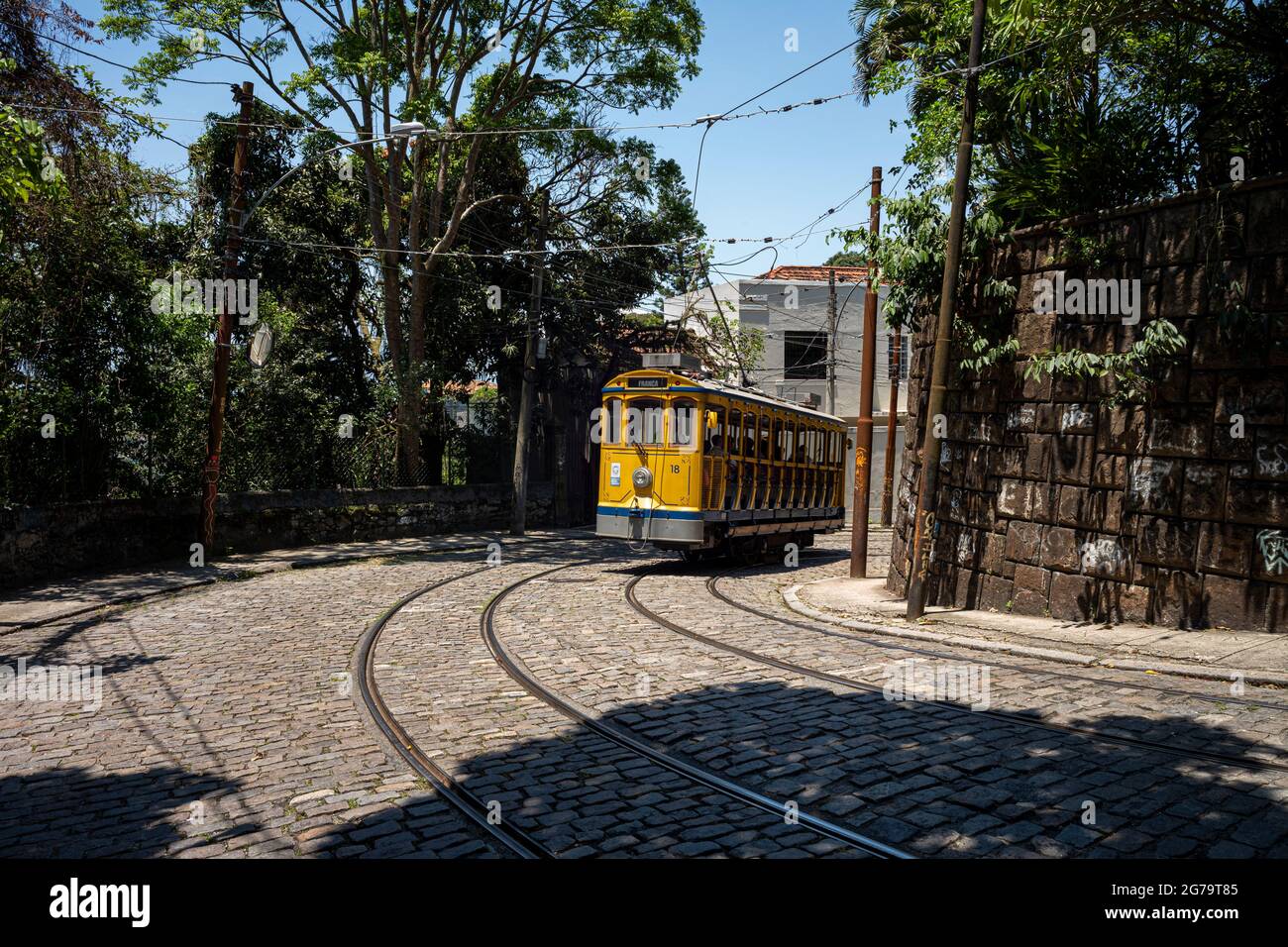 Il vecchio tram giallo a Santa Teresa del distretto di Rio de Janeiro, Brasile Foto Stock