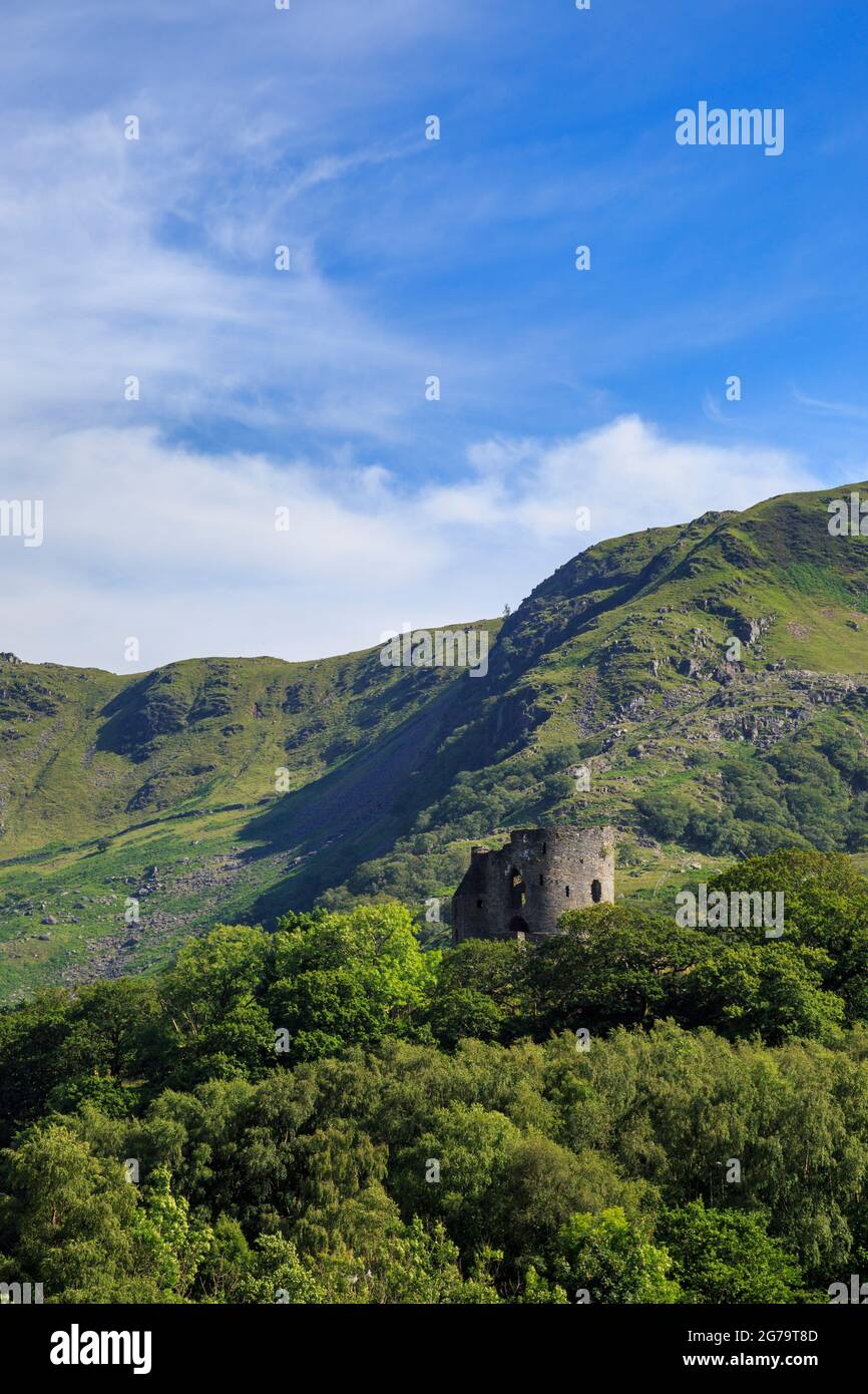Il castello di Dolbadarn che custodisce il passo di Llanberis, Gwynedd, Galles del Nord Foto Stock